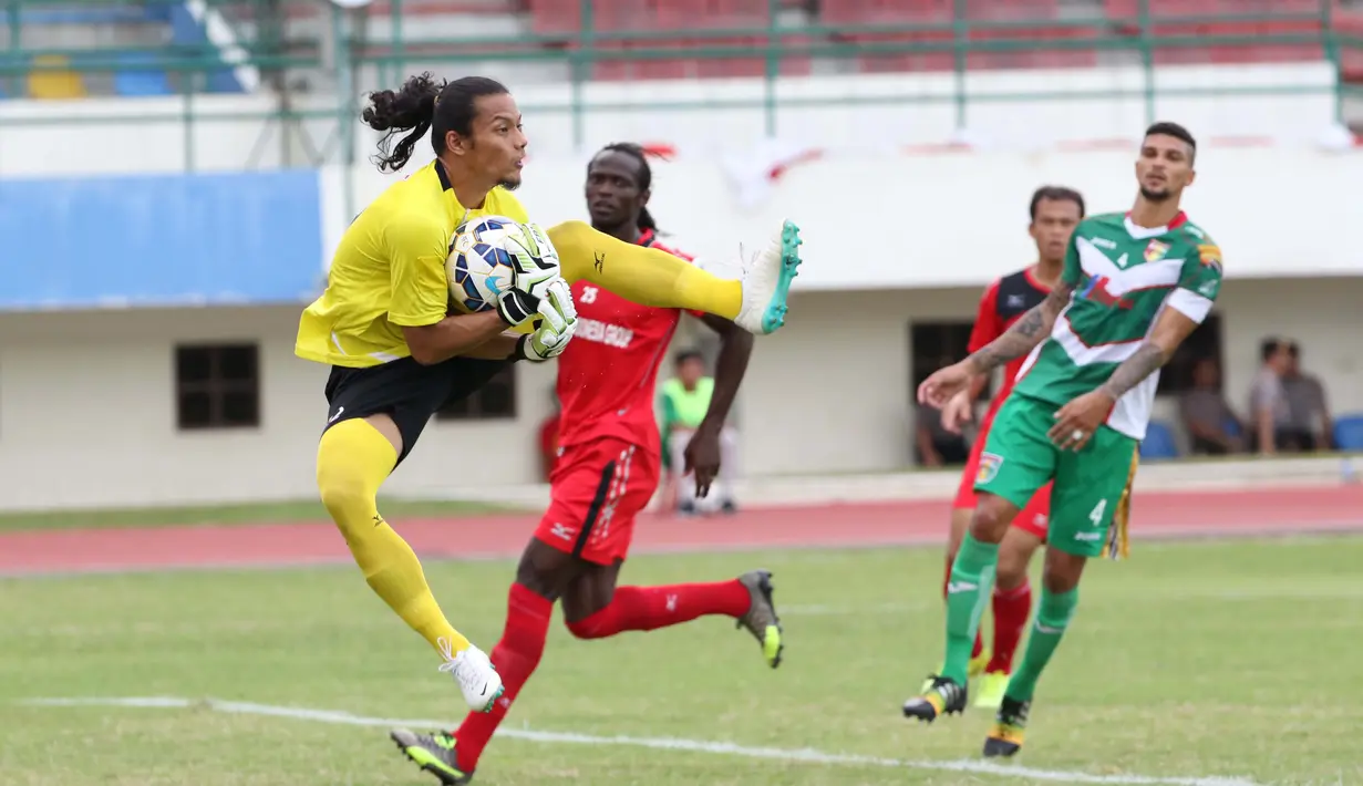 Jandia Eka Putra, Kiper Semen Padang ini melompat seperti Kungfu saat mengamankan bola pada laga Piala Jenderal Sudirman di Stadion Manahan, Solo, Selasa (15/12/2015). (Bola.com/Nicklas Hanoatubun)