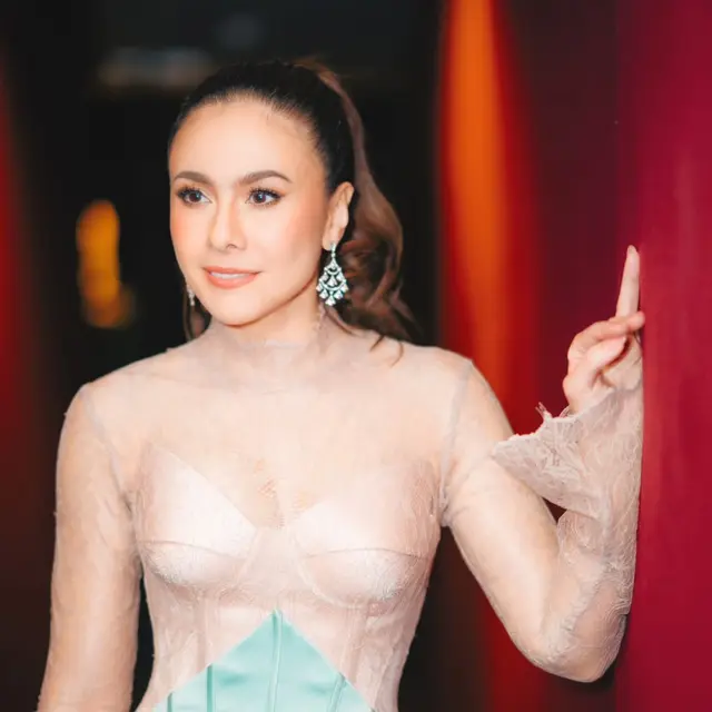 Beda Gaya ala Mertua dan Menantu Wulan Guritno dan Tissa Biani Kenakan Korset di Premiere Film Terbaru