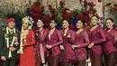 Bersama para bridesmaid yang juga pra mantan finalis Puteri Indonesia, Erina mengenakan kebaya waena magenta. [@ginasinaga]