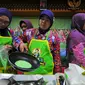 Ibu-ibu tampak antusias mengikuti lomba memasak kue tradisional di Kecamatan Makassar, Jakarta, Selasa (24/5). Gulaku gelar Jajanan Manis sebagai bentuk kepedulian terhadap pelestarian makanan tradisional. (Liputan6.com/Yoppy Renato)