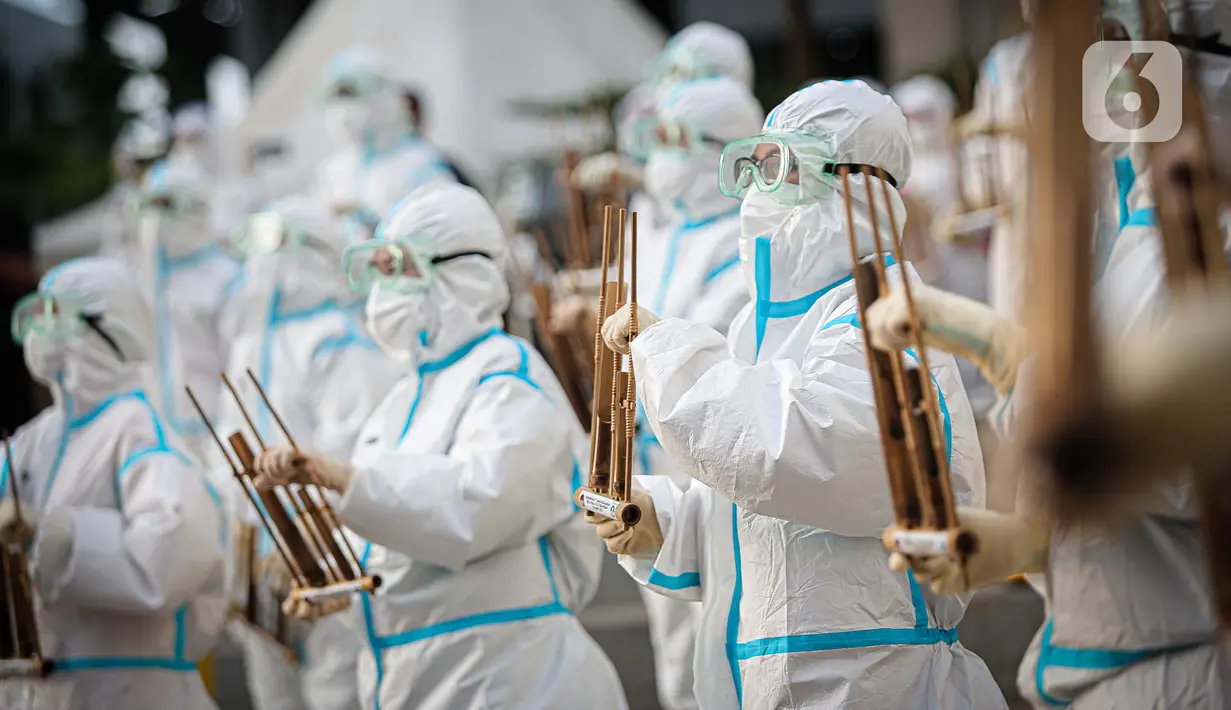 Sejumlah tenaga kesehatan memainkan angklung di RSDC Wisma Atlet, Kemayoran, Jakarta, Selasa (23/3/2021). Acara tersebut dilakukan dalam rangka satu tahun beroperasinya RSDC Wisma Atlet Kemayoran. (Liputan6.com/Faizal Fanani)