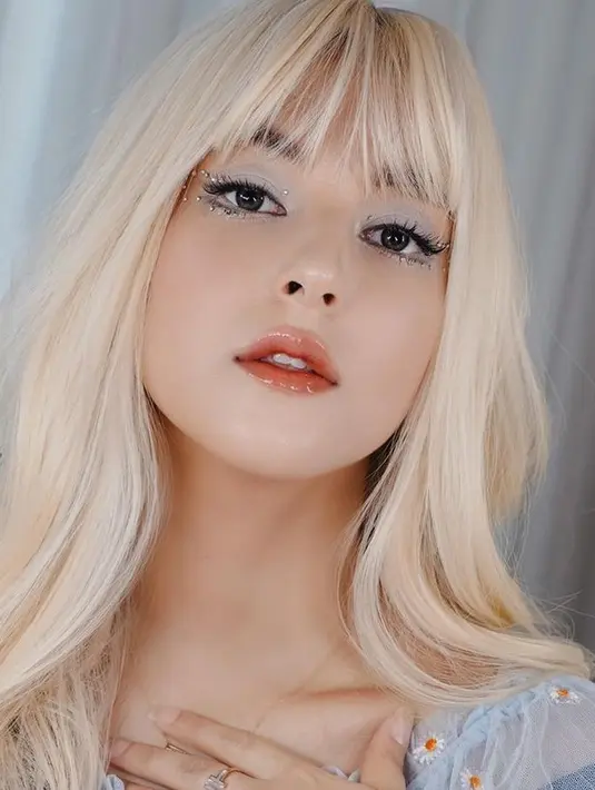 Dengan Icy look, Tasya Farasya mengaplikasikan silver eyeshadow dan coral glossy lips