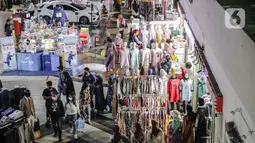 Suasana Pasar Tanah Abang di Jakarta, Minggu (10/10/2021). Dilonggarkannya kebijakan PPKM di Jakarta membuat aktivitas perdagangan di Pasar Tanah Abang kembali bangkit. (Liputan6.com/Faizal Fanani)