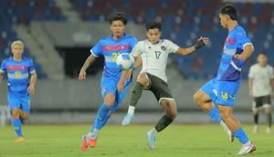 Sayang, hingga akhir pertandingan, skor tidak berubah. Timnas Indonesia U-22 kalah 0-1 dari Filipina. Tampak dalam foto, pemain Timnas Indonesia U-22, Rahmat Arjuna Reski (tengah) mencoba melewati adangan dua pemain Filipina, Jaime Rosquillo (14) dan Santiago Rublico (21), pada laga perdana Grup C SEA Games 2025 di Stadion 700th Anniversary, Chiang Mai, Thailand, Senin (8/12/2025). (Bola.com/Bagaskara Lazuardi)
