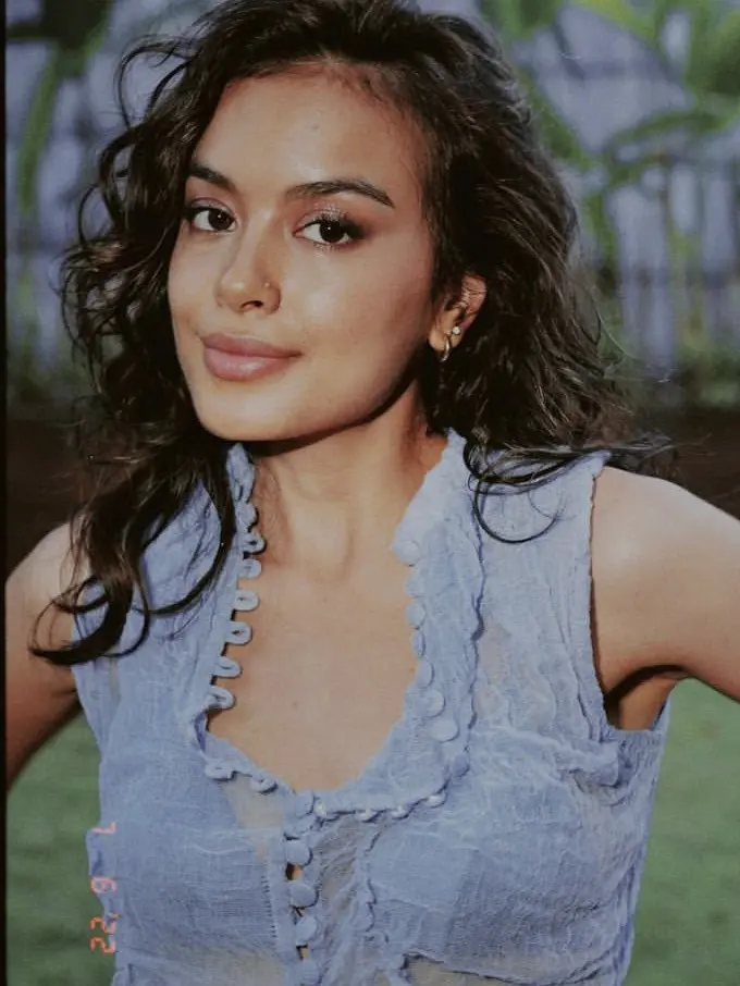 Eva Celia dengan Rambut Panjang Keriting