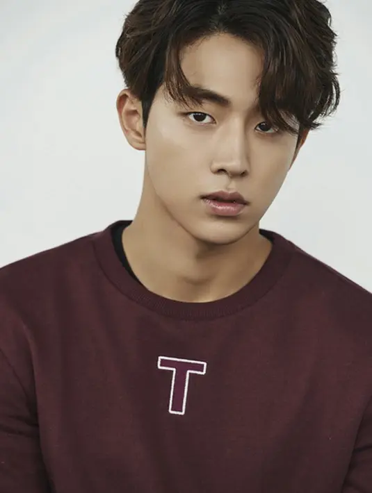 Melansir Soompi, Lee Sung Kyung yang diminta keterangan soal drama bertajuk “Legend of The Blue Sea” mengatakan bahwa drama tersebut dimainkan oleh pemain yang hebat, dan cukup mengkhawatirkan ratingnya. (Instagram/skawngur)