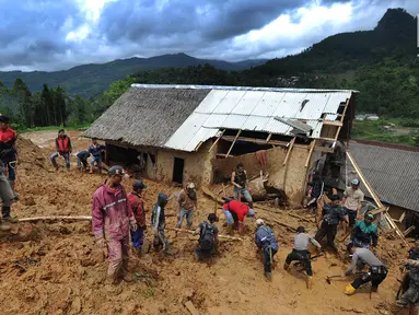 Tim SAR dan relawan mencari korban musibah tanah longsor di Dusun Cimapag, Sirnaresmi, Cisolok, Sukabumi, Jawa Barat, Selasa (1/1). Tim SAR dan relawan bahu-membahu secara manual dengan menggunakan tangan dan cangkul. (Merdeka.com/Arie Basuki)