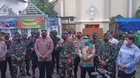 Panglima TNI Marsekal Hadi Tjahjanto dan Kabaintelkam Mabes Polri Komjen Pol Paulus W kunjungi Gereja Katedral Makassar (Liputan6.com/Fauzan).