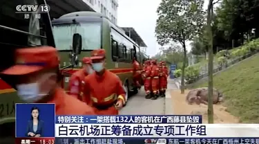 Personel darurat bersiap melakukan perjalanan menuju lokasi kecelakaan pesawat di dekat Wuzhou di Daerah Otonomi Guangxi, Senin (21/3/2022). Pesawat China Eastern Boeing 737 yang mengangkut 132 orang yang terdiri dari 123 penumpang dan sembilan awak kabin jatuh di selatan China. (CCTV via AP)