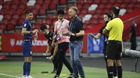Pelatih Thailand Alexandre Polking memberikan instruksi kepada pemainnya pada pertandingan leg pertama semifinal Piala AFF 2020 melawan Vietnam di Singapura, Kamis, 23 Desember 2021. (AP Photo/Suhaimi Abdullah)
