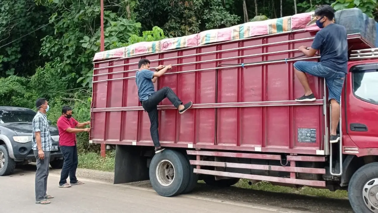 Satuan Narkoba (Satnarkoba) Polres Gorontalo Utara (Gorut), berhasil menggagalkan penyelundupan minuman keras (miras) jenis cap tikus (Arfandi Ibrahim/Liputan6.com)