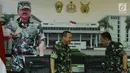 Kapuspen TNI Mayjen Sisriadi dan Danpom TNI Mayjen TNI Dedy Iswanto saat akan konpers mobil berpelat TNI membawa logistik kampanye Prabowo, Jakarta, Jumat (22/3). TNI menyebut nomor pelat itu tak sesuai jenis kendaraan TNI. (Liputan6.com/ImmanuelAntonius)