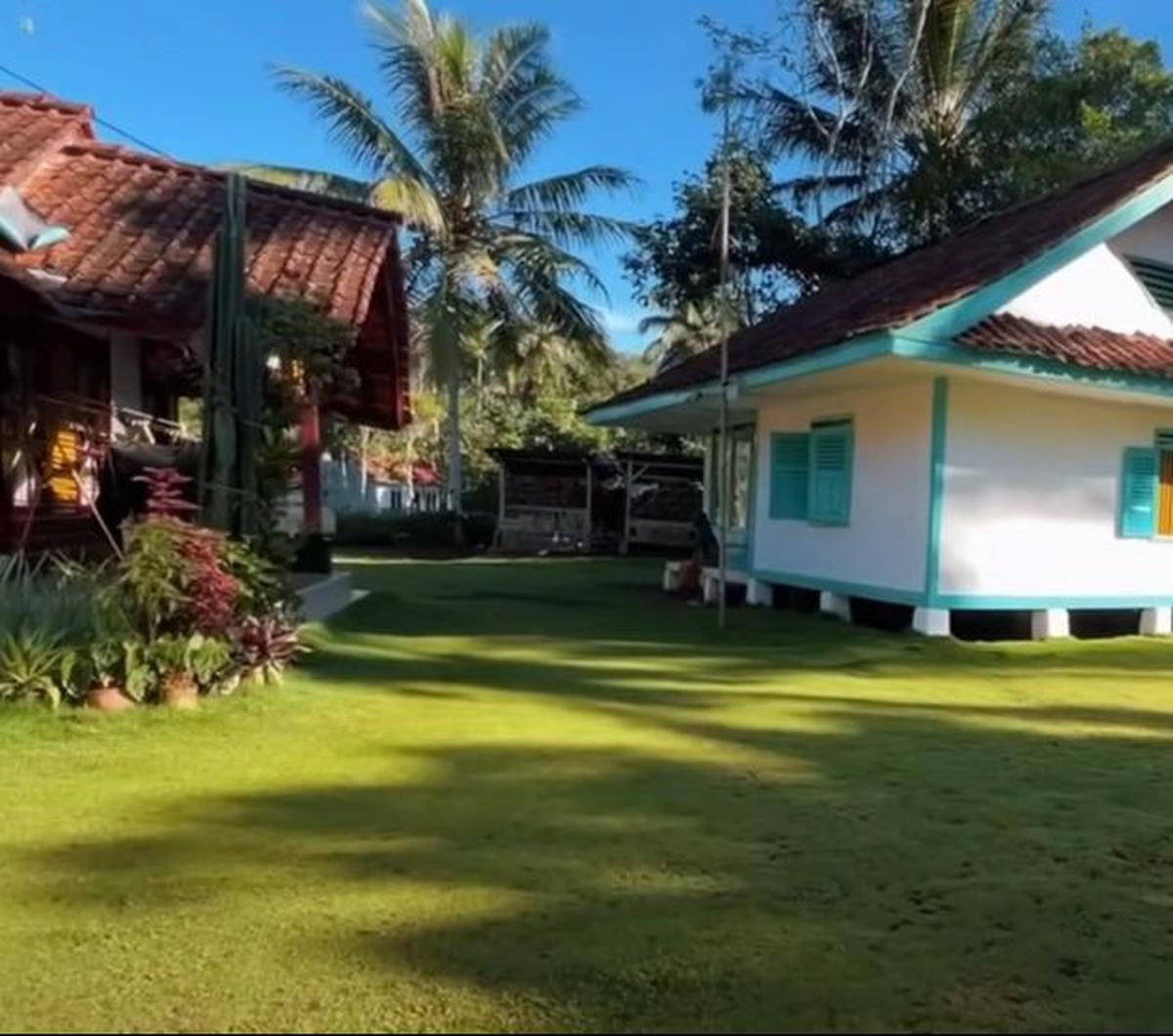 "Ini tuh buka kampung adat, perkampungan biasa, bisa bersih gini bu kampungnya," tanya si perekam video.