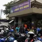 Samsat Kota Bekasi dipadati warga yang mengurus STNK (Liputan6.com/ Fernando Purba)