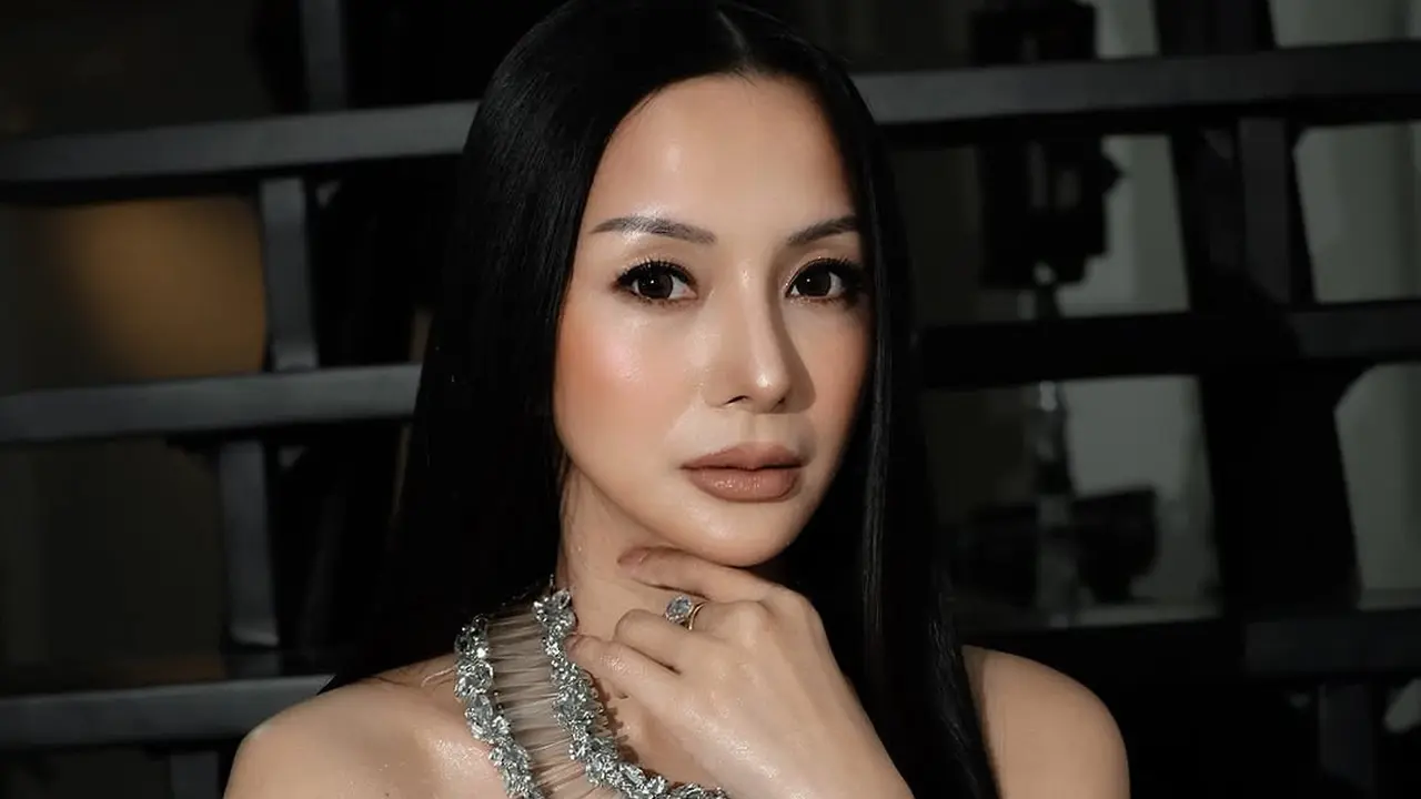 Kirana Larasati Tampil Memukau dengan Bold Smokey Eye di Pemotretan Miss Universe