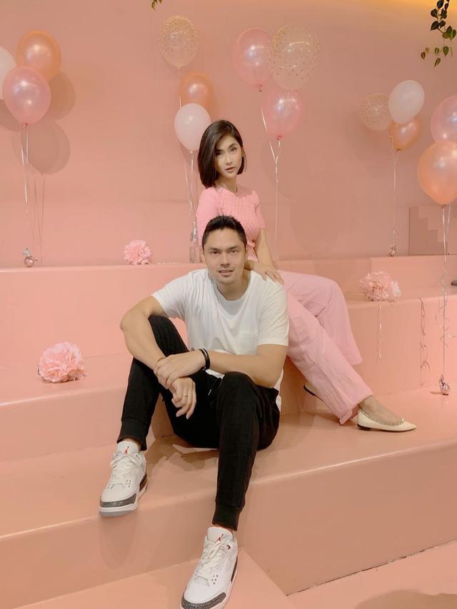 Jarang Tersorot, Ini 6 Momen Manis Eva Anindita dan Suami