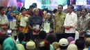 Presiden Joko Widodo didampingi Menteri Agraria dan Tata Ruang (ATR)/Kepala BPN Sofyan Djalil dan Gunernur DKI Jakarta Anies Baswedan saat membagian sertifikat tanah di Pasar Minggu, Jakarta, Jumat (22/2). (Liputan6.com/Angga Yuniar)