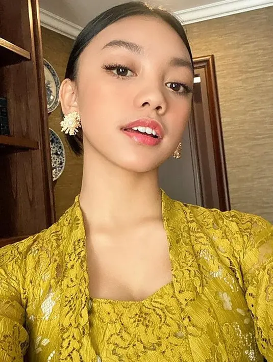 Seperti saat ia mengenakan kebaya berwarna kuning emas ini. Dengan makeup natural yang flawless serta lipstik merah, mantan kekasih Devano itu sukses buat terpesona warganet. (Liputan6.com/IG/@naura.ayu)