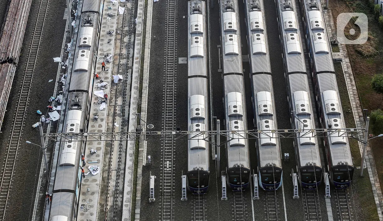 Sejumlah kereta Mass Rapid Transit (MRT) terparkir di Depo MRT Lebak Bulus, Jakarta, Senin, (12/7/2021). PT MRT Jakarta (Perseroda) mewajibkan penumpang membawa dokumen perjalanan, termasuk Surat Tanda Registrasi Pekerja (STRP) untuk mendukung penerapan PPKM Darurat. (Liputan6.com/Johan Tallo)
