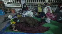 Gunung Semeru Meletus, Puluhan Warga Mengungsi di Balai Desa Sumberwuluh