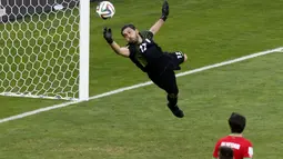 Penjaga gawang Iran, Alireza Haghighi, mencoba menggapai bola hasil tendangan keras pemain Argentina, Lionel Messi, saat berlaga di babak penyisihan Piala Dunia Grup F di Stadion Mineirao, Belo Horizonte, Brasil (21/6/2014). (REUTERS/Leonhard Foeger)