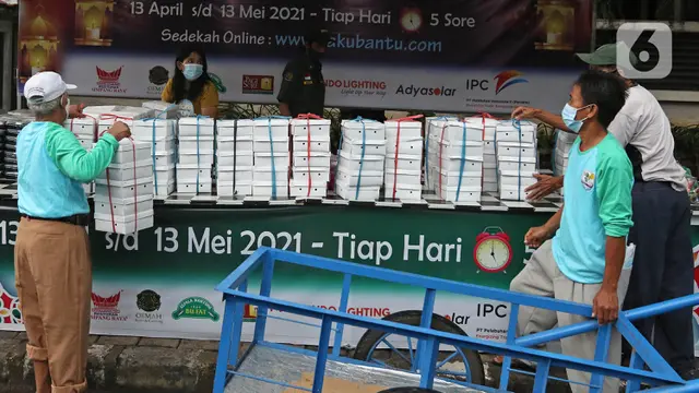 FOTO: Antusiasme Warga Mendapatkan Takjil Gratis di Cempaka Putih
