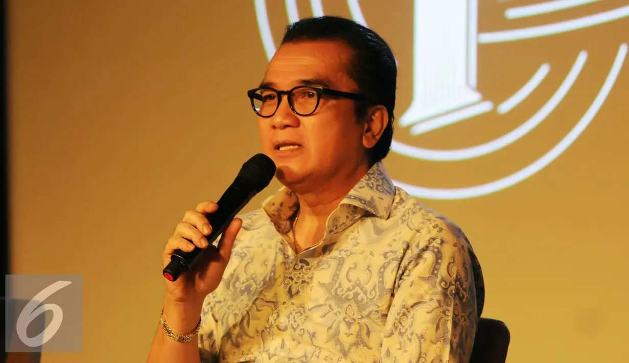 Tantowi Yahya memberikan penjelasan terkait peluncuran CD kolaborasi Artis Indonesia di Jakarta, Selasa (20/12). CD kolaborasi tersebut sebagai kontribusi positif untuk merawat kebhinekaan Indonesia.(Liputan6.com/Gempur M Surya)