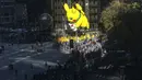 Balon Pikachu melayang selama Parade Macy's Thanksgiving Day di New York, Kamis (22/11). Balon raksasa berbentuk ikon-ikon kartun terkenal menghiasi gelaran yang digelar untuk ke-92 tersebut. (Kena Betancur/Getty Images/AFP)