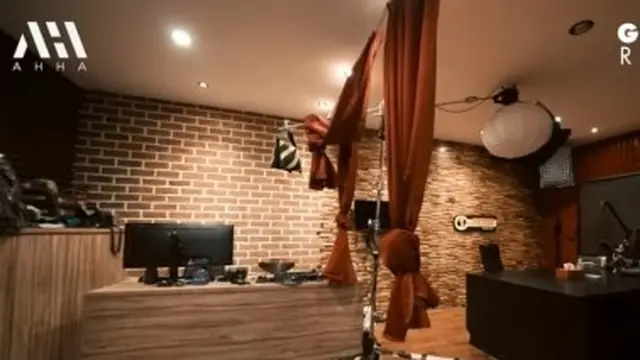 Deddy Corbuzier dan studio mewahnya (YouTube/AH)