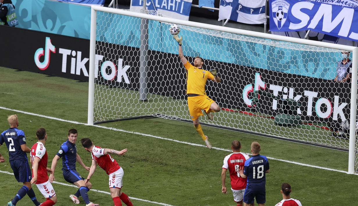 Lukas Hradecky terus membendung gempuran dari para pemain Denmark. Giliran sundulan Pierre-Emile Hojbjerg yang mampu dimentahkannya pada menit ke-15. (Foto: Wolfgang Rattay/Pool)