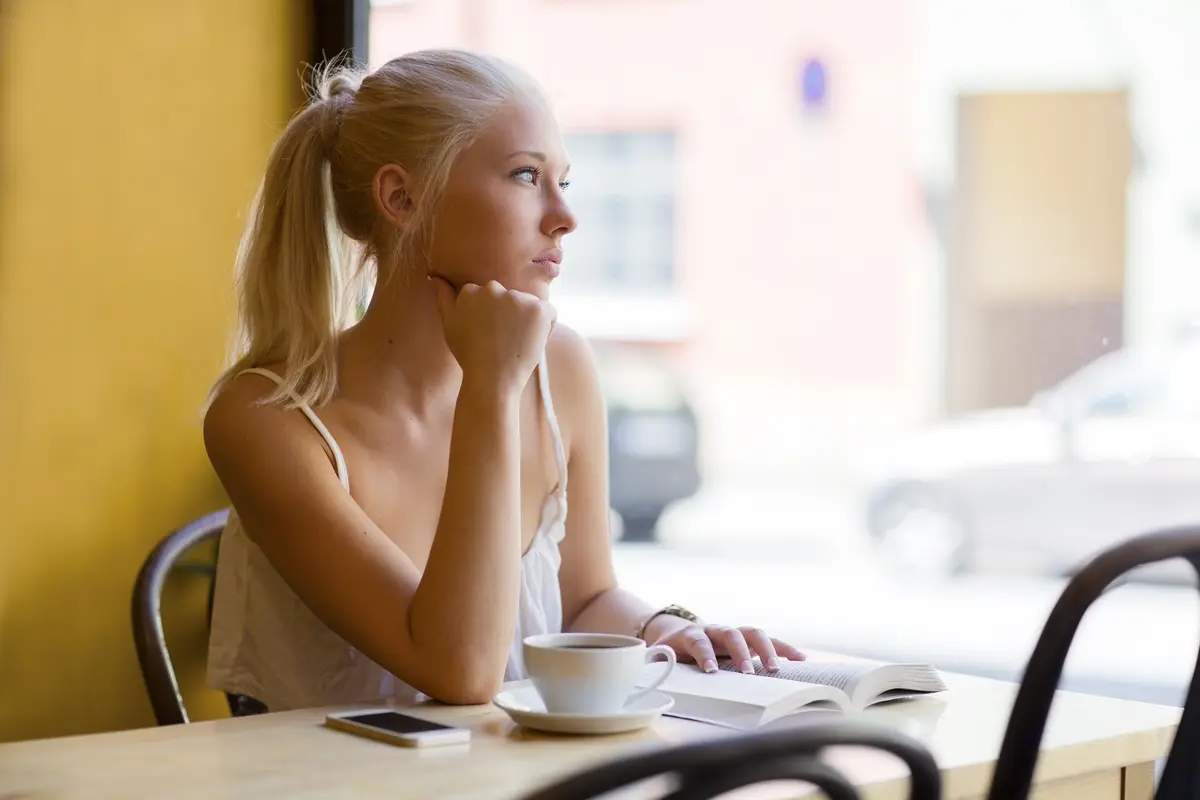 5 Tips Tetap Langsing Meski Tiap Hari Nongkrong di Kedai Kopi