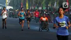 Peserta disabilitas memacu kursi roda balapnya di antara para peserta lomba lari bertajuk Lo Gue Run (LGR) 2020 di Kompleks Monas, Jakarta Pusat, Minggu (26/1/2020). Kodam Jayakarta menggelar lomba lari 'Loe Gue Run' yang merupakan puncak perayaan HUT ke-70 Kodam Jaya. (Liputan6.com/Johan Tallo)