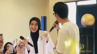 Potret Sintya Marisca dan Abidzar Al Ghifari saat berduet membawakan lagu 'Inikah Cinta' pada acara peluncuran brand parfum Umi Pipik (Instagram/@sintyamarisca)