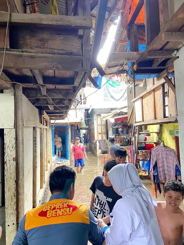 Bikin Haru, Ini 6 Momen Rano Karno Bantu Evakuasi Mak Nyak saat Banjir Jakarta
