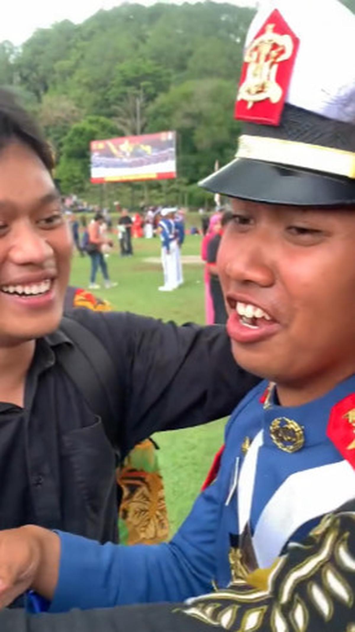 Video tersebut sontak mencuri perhatian masyarakat luas. Berbagai komentar pun membanjiri unggahan itu. <br>