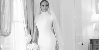 Di hari bahagianya itu, Jennifer Lopez tampil dengan 3 gaun pengantin serba putih dengan desain yang berbeda karya Ralph Lauren. (Instagram/ralphlauren).