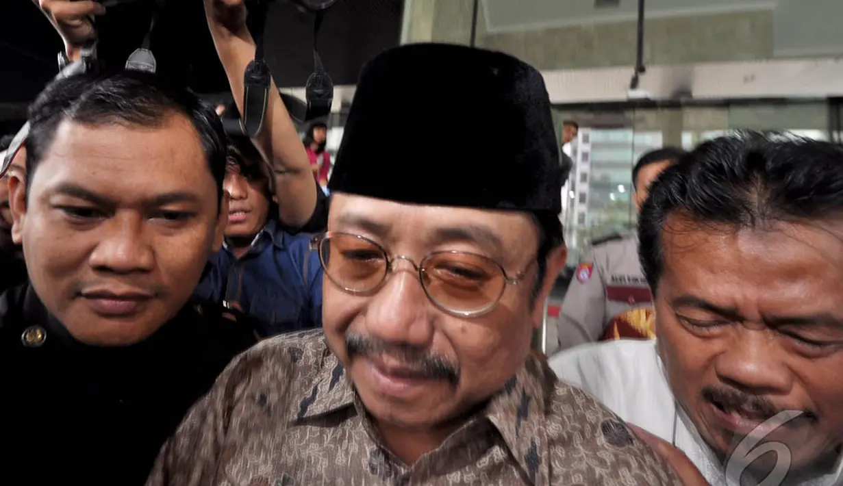 Mantan Sekjen Kementerian ESDM, Waryono Karno enggan berkomentar saat diberondong pertanyaan oleh awak media di KPK, Jakarta, Jumat (12/12/2014). (Liputan6.com/Miftahul Hayat)