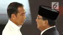 Capres no. urut 01 Joko Widodo atau Jokowi dan Capres no. urut 02 Prabowo Subianto berpelukan usai debat keempat Pilpres 2019 di Shangri-La Jakarta, Sabtu (30/3). Debat mengangkat tema tentang ideologi, pemerintahan, pertahanan dan keamanan, serta hubungan internasional.(Liputan6.com/JohanTallo)