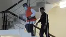 Bupati Bandung Barat Abubakar dikawal petugas menaiki tangga untuk menjalani pemeriksaan di gedung KPK, Jakarta, Selasa (24/4). Abubakar diperiksa perdana pasca penahanan oleh KPK. (Merdeka.com/Dwi Narwoko)