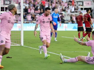 Pemain Inter Miami, Lionel Messi (tengah) melakukan selebrasi bersama rekannya setelah mencetak gol ke gawang Atlanta United pada laga lanjutan Major League Soccer 2023 di DRV PNK Stadium, Florida, Rabu (26/07/2023) pagi WIB. (AFP/Getty Images/Megan Briggs)