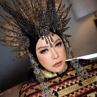 Melly Goeslaw dengan headpiece Matahari. (dok. instagram.com/melly_goeslaw/https://www.instagram.com/p/B2YXz13g1A3/Novi Thedora)