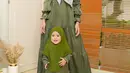 Hijab segi empat bermotif geometris warna dark grey juga menarik dipadukan dengan dress hijau army. [Foto: IG/[fitrop].