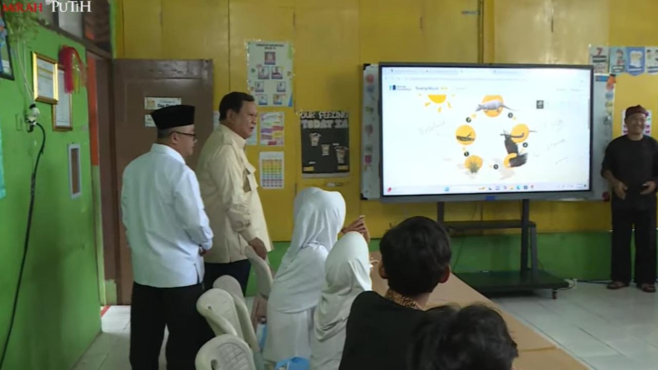 Potret Prabowo Kunjungi SDN Cimahpar 5 Bogor, Sapa Lewat Maung hingga Ikut Masuk ke Kelas Siswa saat Hardiknas 2025