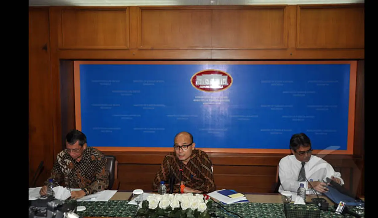 Jubir Kementerian Luar Negeri RI, Arrmanatha Nasir (tengah) memberikan keterangan di Gedung Pancasila, Jakarta, Senin (19/1). (Liputan6.com/Miftahul Hayat)