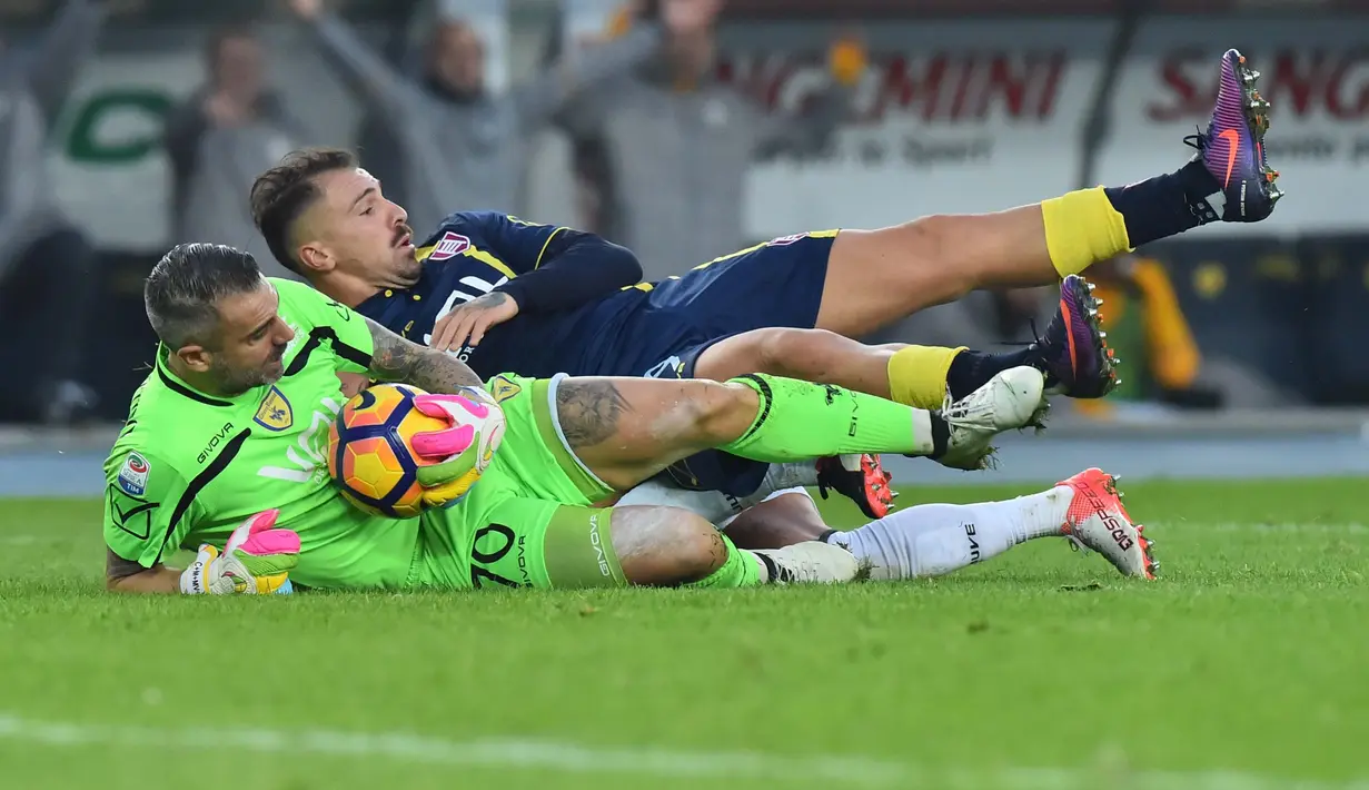 Kiper Chievo, Stefano Sorrentino terjatuh bersama rekannya Fabrizio Cacciatori saat melawan Juventus pada laga Serie A di Bentegodi Stadium, (6/11/2016). (AFP/Giuseppe Cacace)