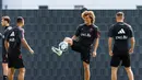 Bek timnas Belgia Wout Faes (tengah) mengontrol bola saat mengikuti sesi latihan menjelang laga kualifikasi Euro 2024 Grup F melawan Estonia di markas The Royal Belgian Football Association RBFA di Tubize pada 19 Juni 2023. (KURT DESPLENTER / Belga / AFP)