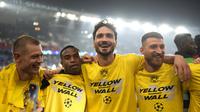 Matts Hummels dan rekan-rekannya dari Borussia Dortmund mengenakan kaus bertuliskan Yellow Wall setelah mengalahkan PSG pada semifinal leg 2 Liga Champions di Parc des Princes, Rabu (8/5/2024) dini hari WIB. (AP Photo/Lewis Joly)