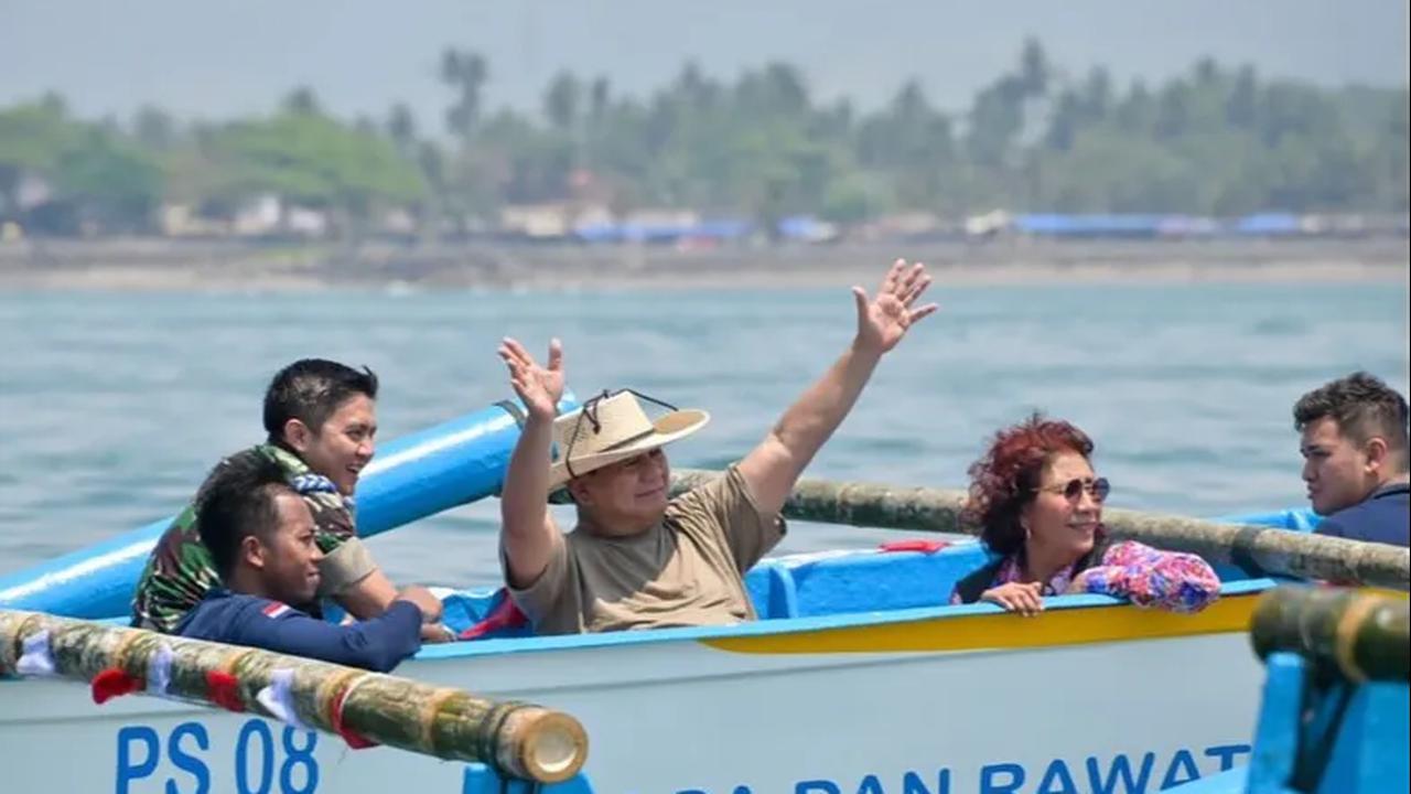 Ajak Naik Kapal Kecil