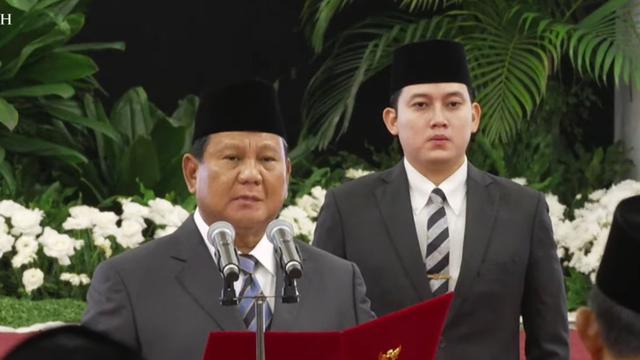Presiden Prabowo Subianto melantik Wakil Ketua dan Anggota Dewan Ekonomi Nasional (DEN) masa jabatan tahun 2024-2029 di Istana Negara, Jakarta Pusat, Selasa (5/10/2024)