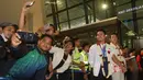 <p>Para fans melakukan swafoto dengan dua tunggal putra Indonesia, Anthony Ginting dan Jonatan Christie saat acara penyambutan para juara All England 2024 di Terminal 3 Bandara Soekarno Hatta, Tangerang, Banten, Senin (18/3/2024) malam WIB. (Bola.com/M Iqbal Ichsan)</p>